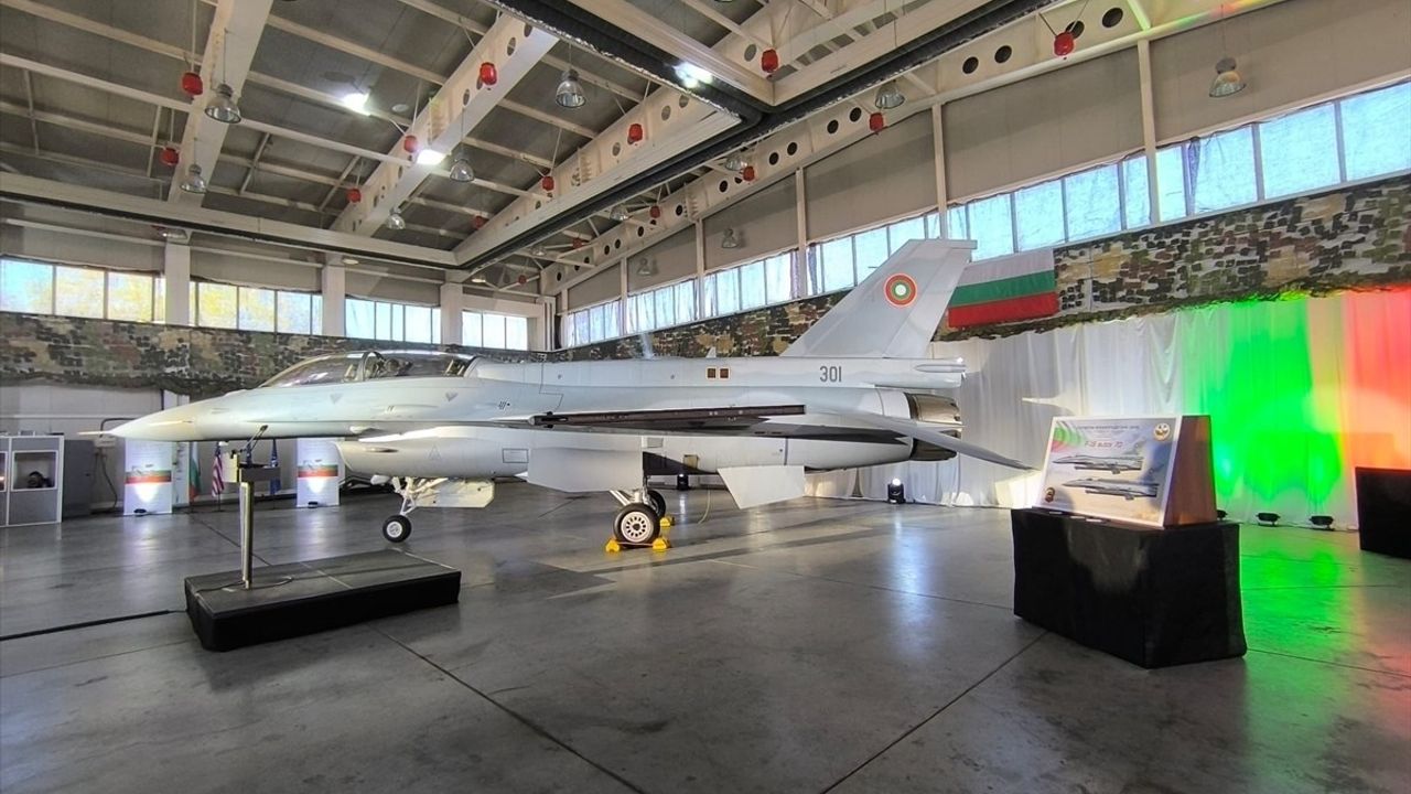 Bulgaristan, İlk F-16 Savaş Uçağını Karşıladı