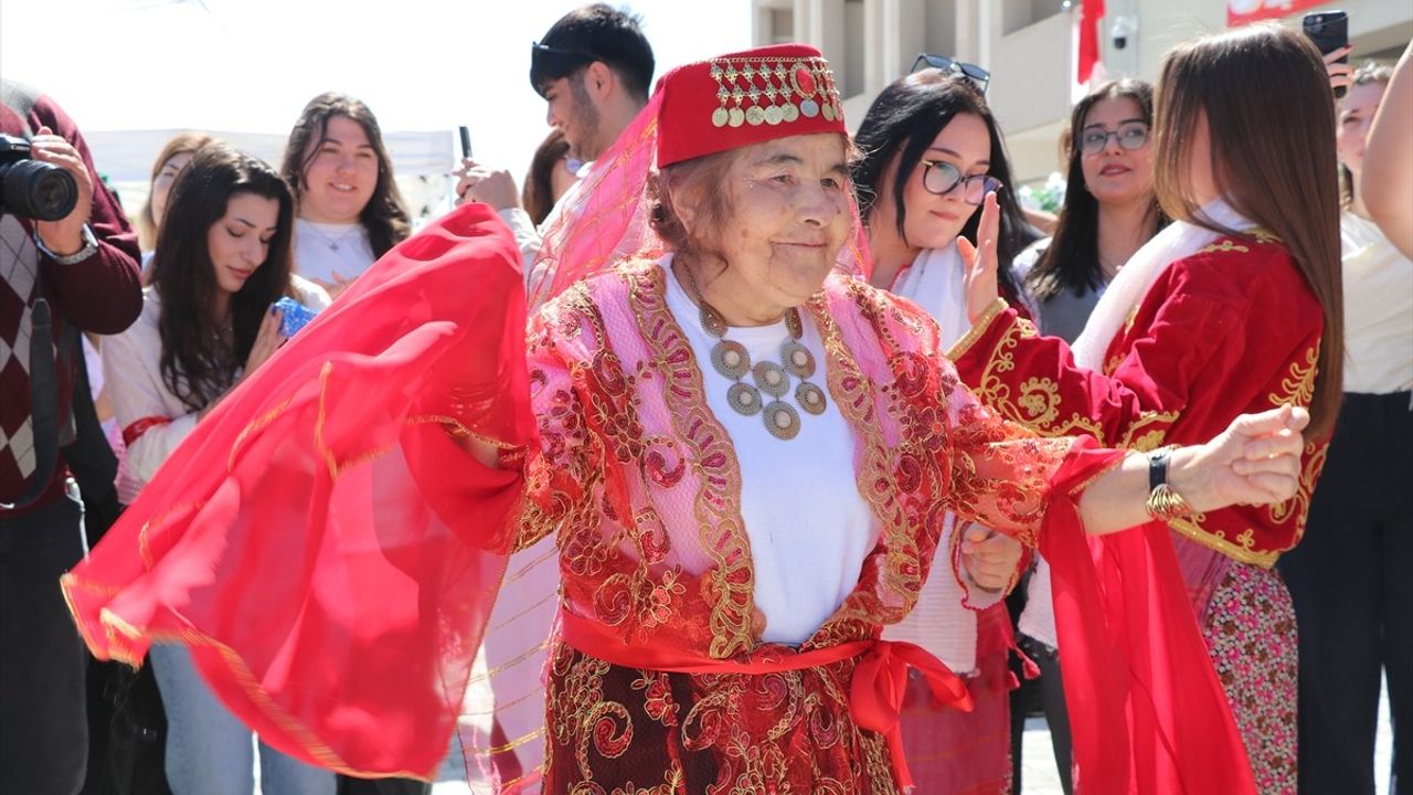 Burdur'da 69 Yaşındaki Emine Gülay'ın Kına Gecesi Gerçekleşti
