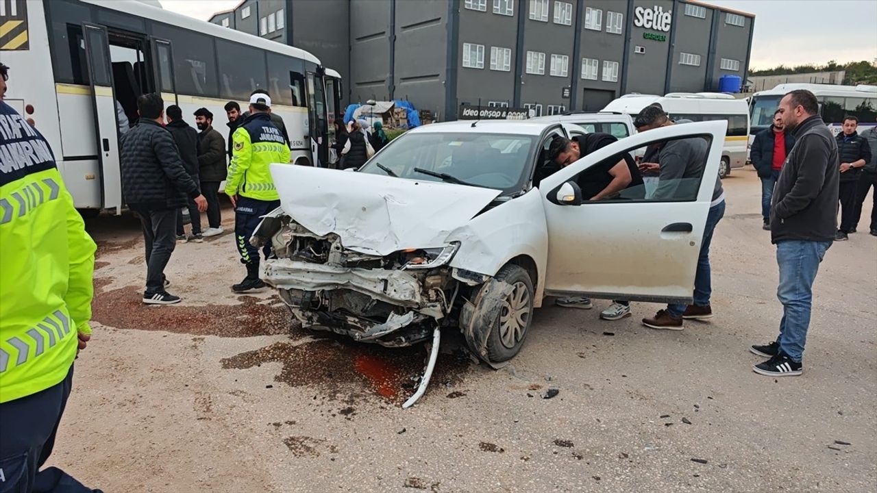 Bursa'da İki Otomobilin Çarpışması Sonucu Dört Kişi Yaralandı