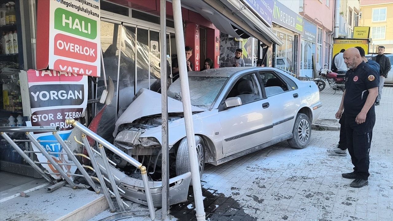 Bursa'da Otomobil Duvara Çarptı: Güvenlik Kamerası Kaydetti