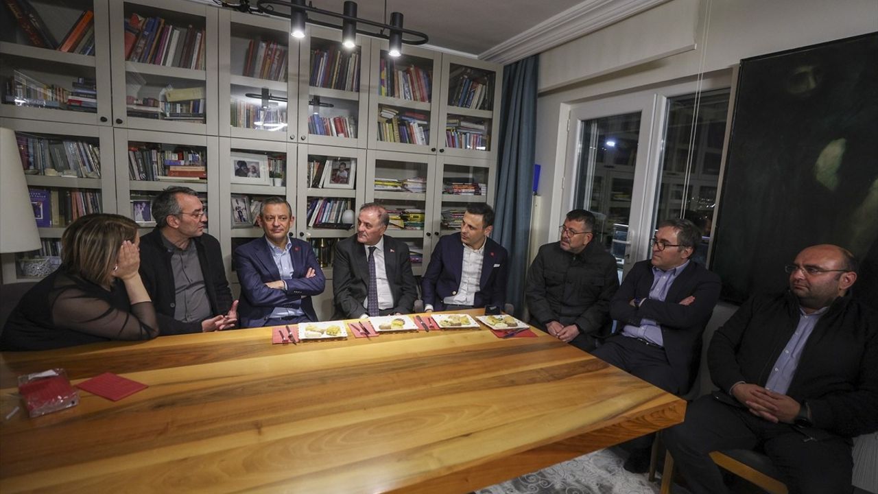 CHP Lideri Özgür Özel, Mahir Polat'ı Ziyaret Etti