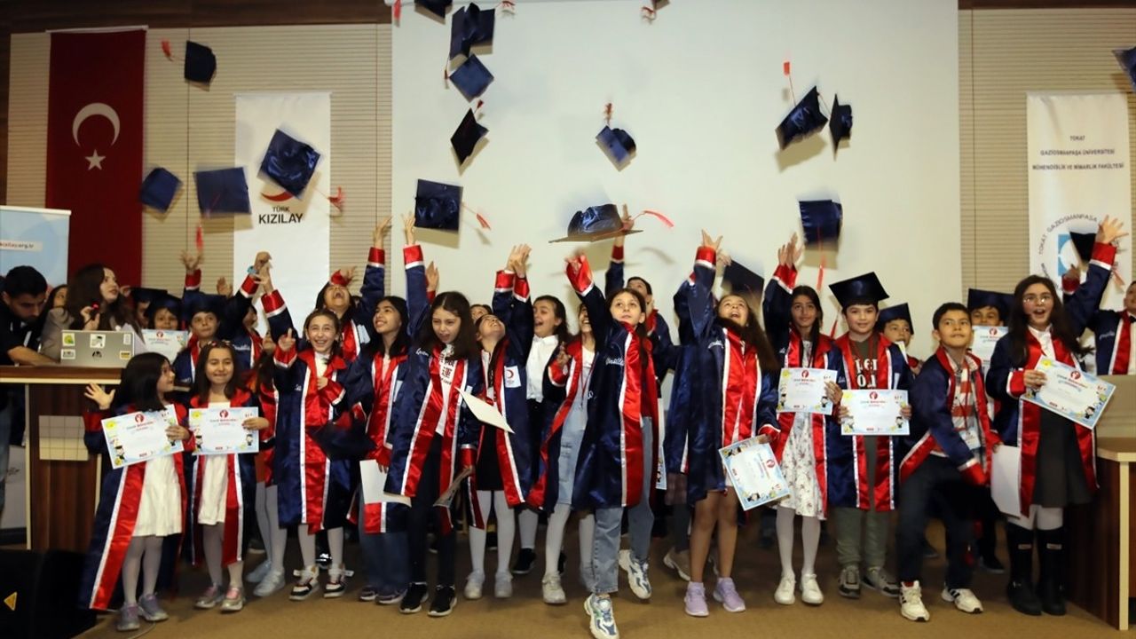 Çocuk Üniversitesi'nde Mezuniyet Coşkusu