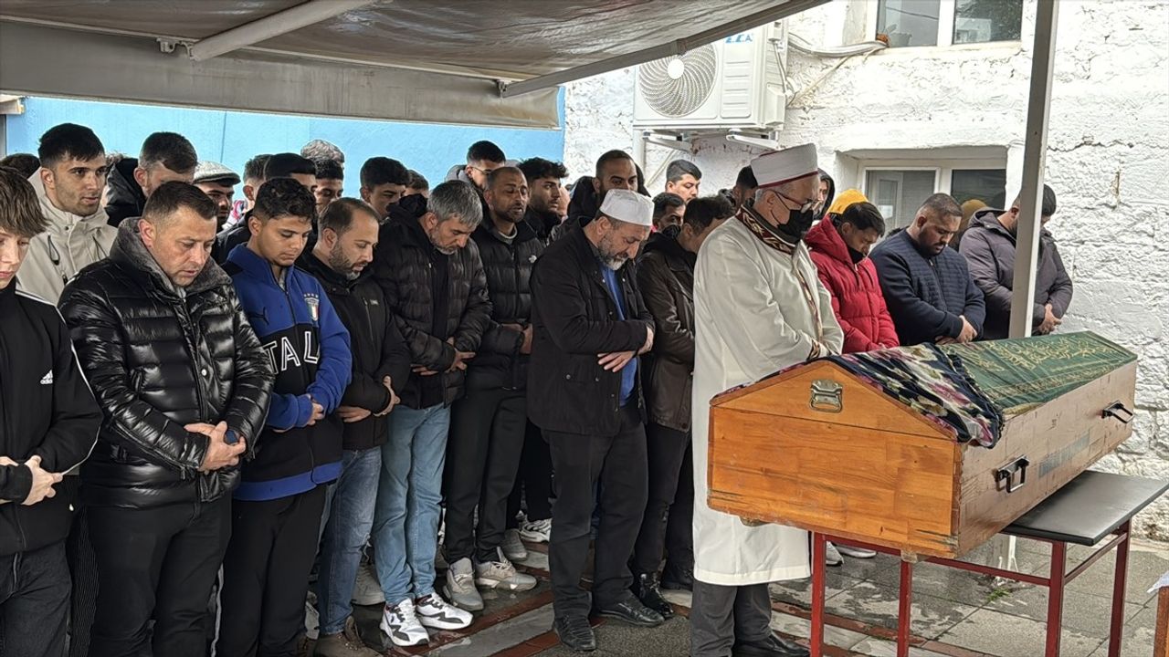 Edirne'de Bıçakla Öldürülen 15 Yaşındaki Genç Kızın Cenazesi Defnedildi