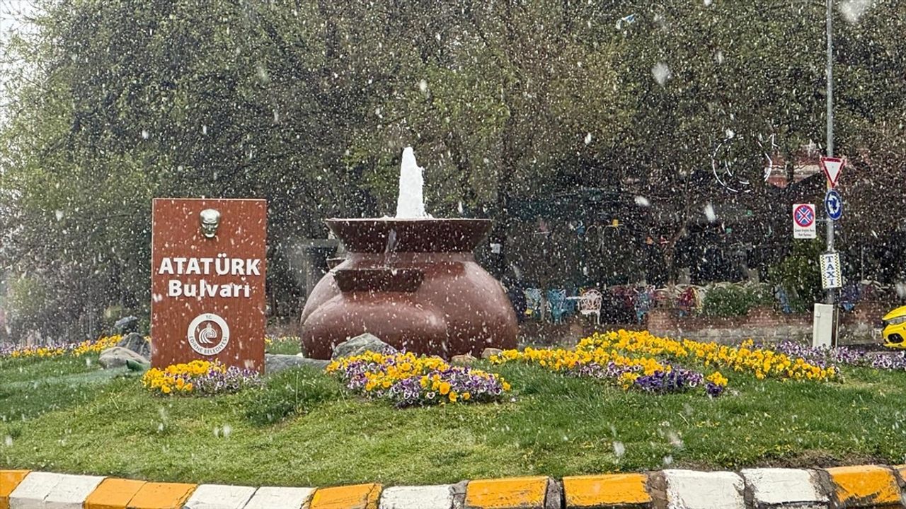 Edirne'de Yoğun Kar Yağışı Etkili Oluyor