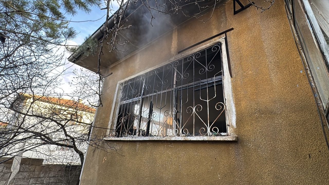 Erzincan'da Müstakil Evde Yangın: İtfaiye Ekipleri Hızla Müdahale Etti