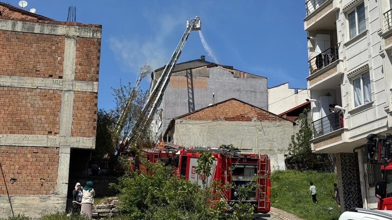 Esenyurt'ta Apartman Çatısında Yangın