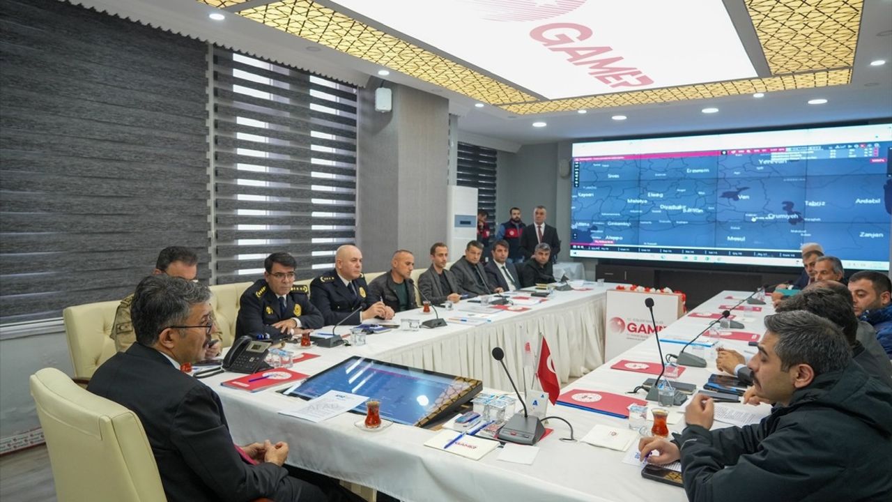 Hakkari'de Şiddetli Rüzgarın Yarattığı Hasar