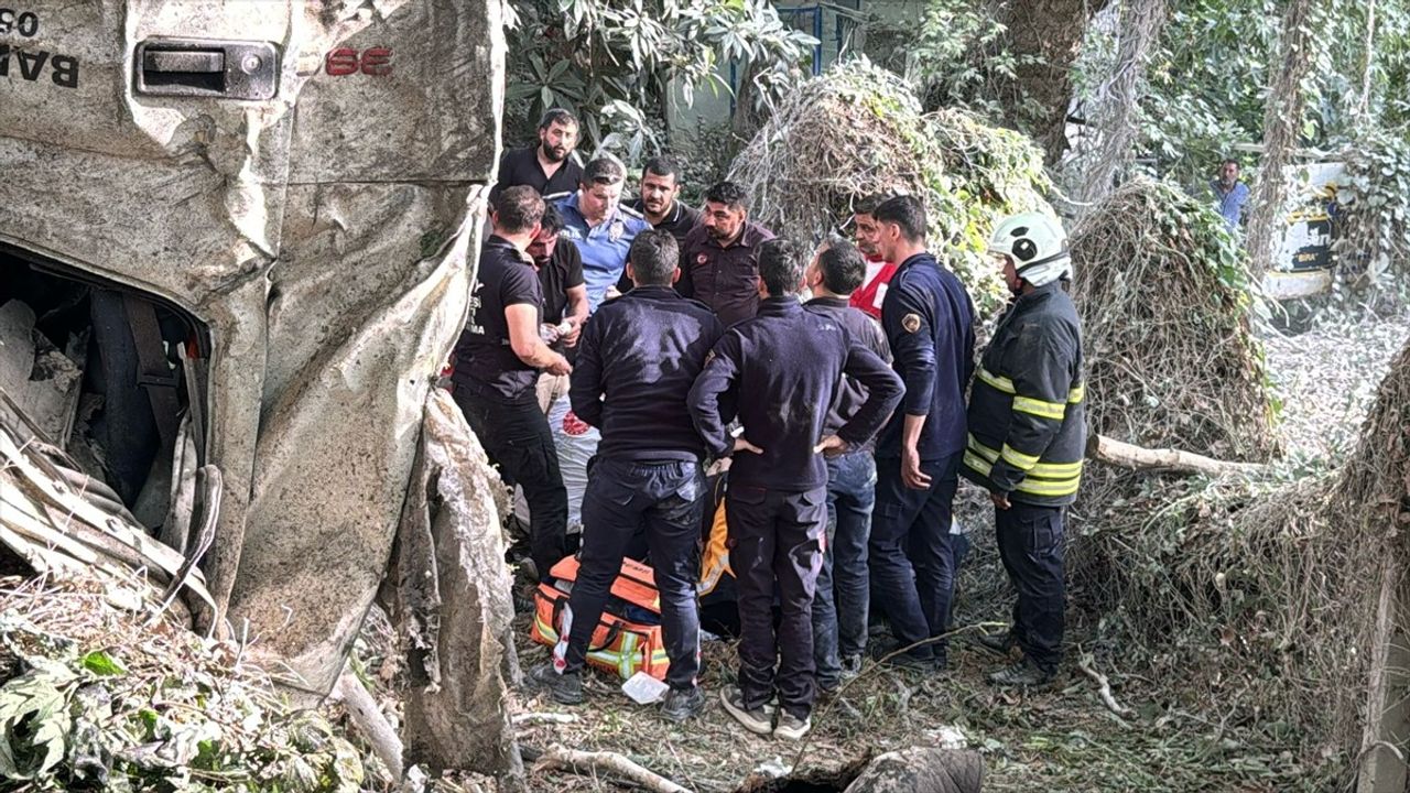 Hatay'da Freni Arızalanan Kamyon Uçuruma Devrildi