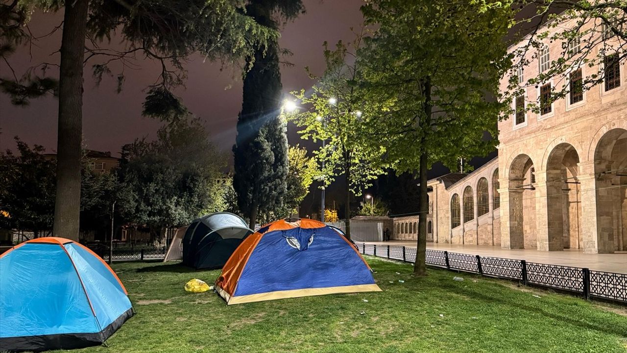 İstanbul'daki Depremin Ardından Fatih Camisi'nde Geceleyen Vatandaşlar