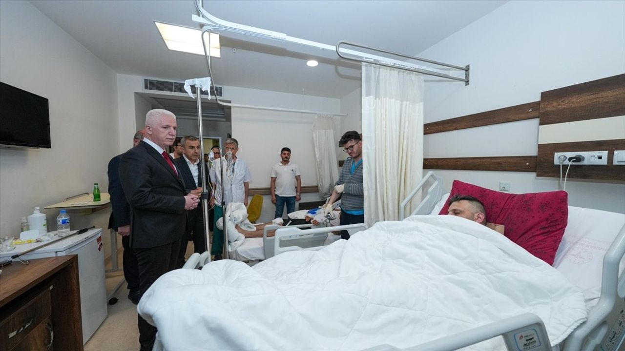 İstanbul Valisi Davut Gül, Depremzedeleri Ziyaret Etti