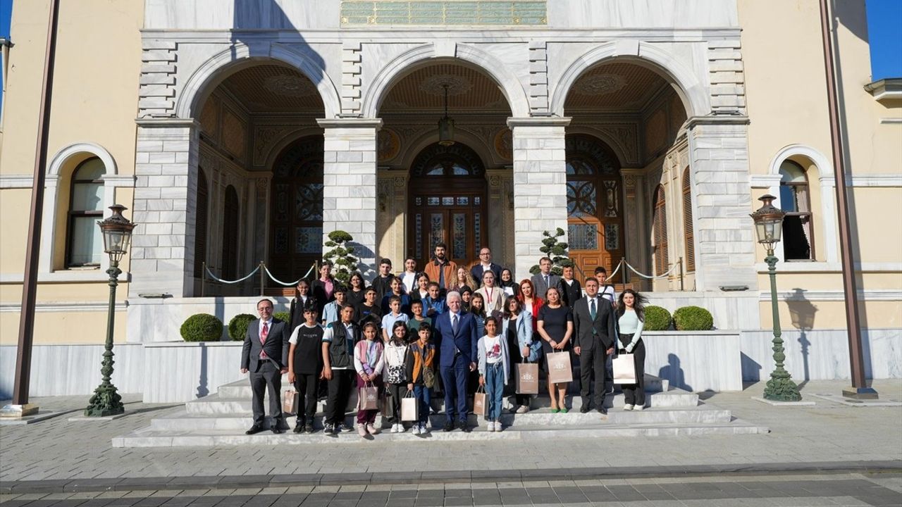 İstanbul Valisi Gül, 5 İlden Gelen Öğrencileri Ağırladı