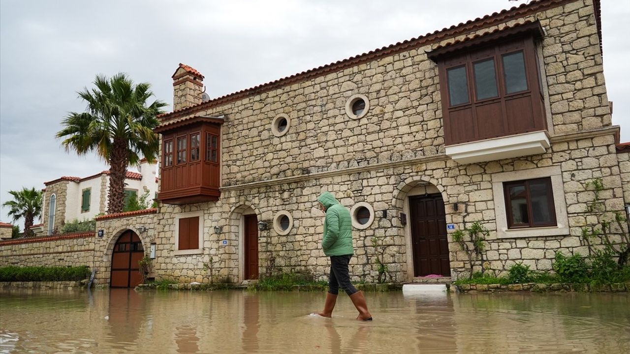 İzmir'de Gök Gürültülü Sağanak Yağış Yaşamı Olumsuz Etkiledi