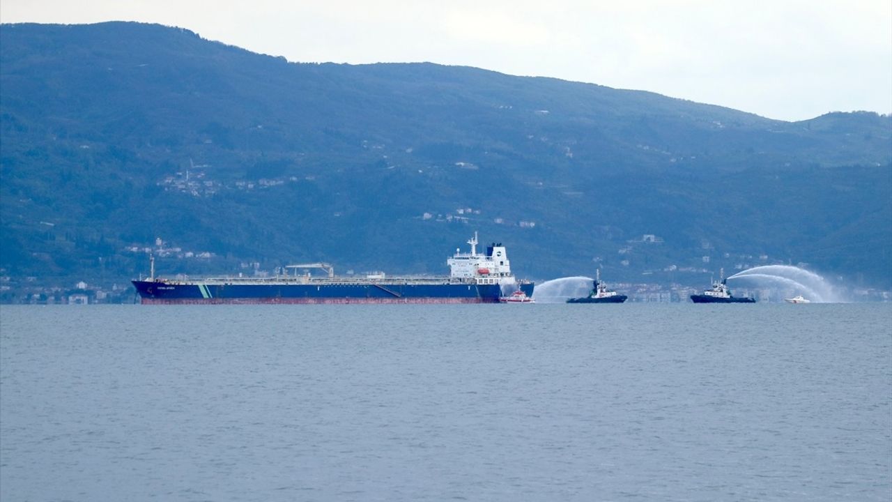 İzmit Körfezi'nde Ham Petrol Tankerinde Yangın Kontrol Altına Alındı