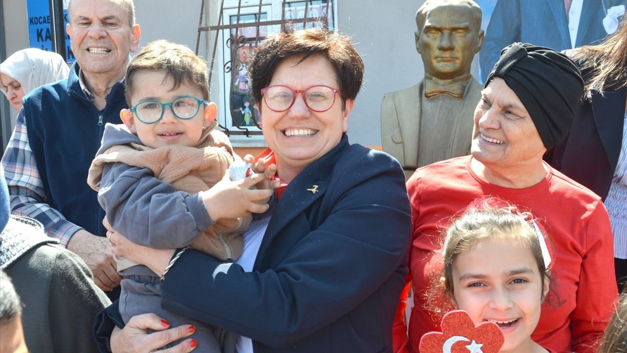 Karamürsel'de Huzurevi Sakinleri ve Çocuklardan Anlamlı Buluşma