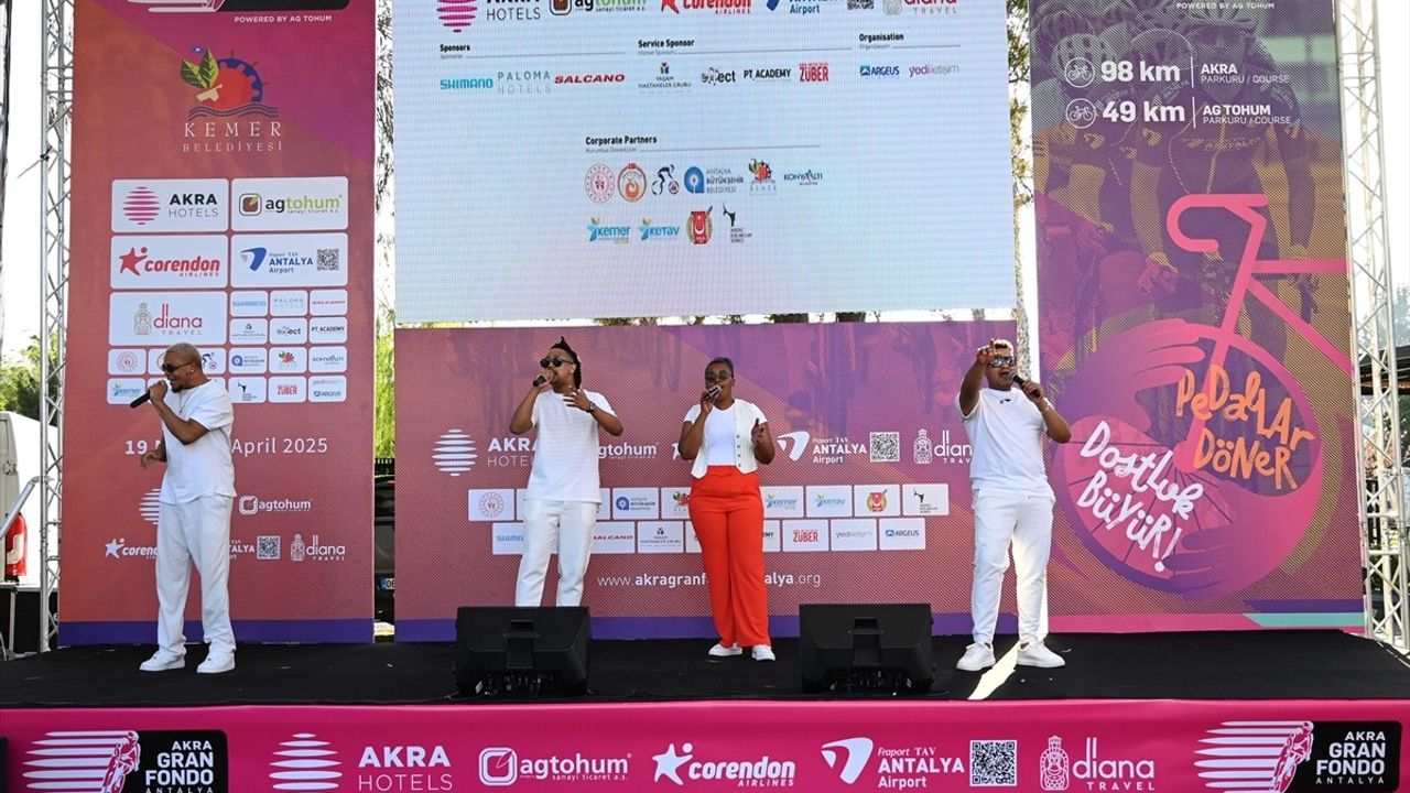 Kemer'de Akra Gran Fondo Öncesi Şehir Turu ve Müzik Etkinliği Düzenlendi