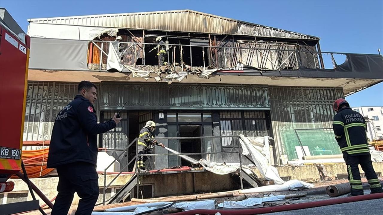 Kocaeli'de İş Yerinde Yangın: 1 Kişi Dumandan Etkilendi