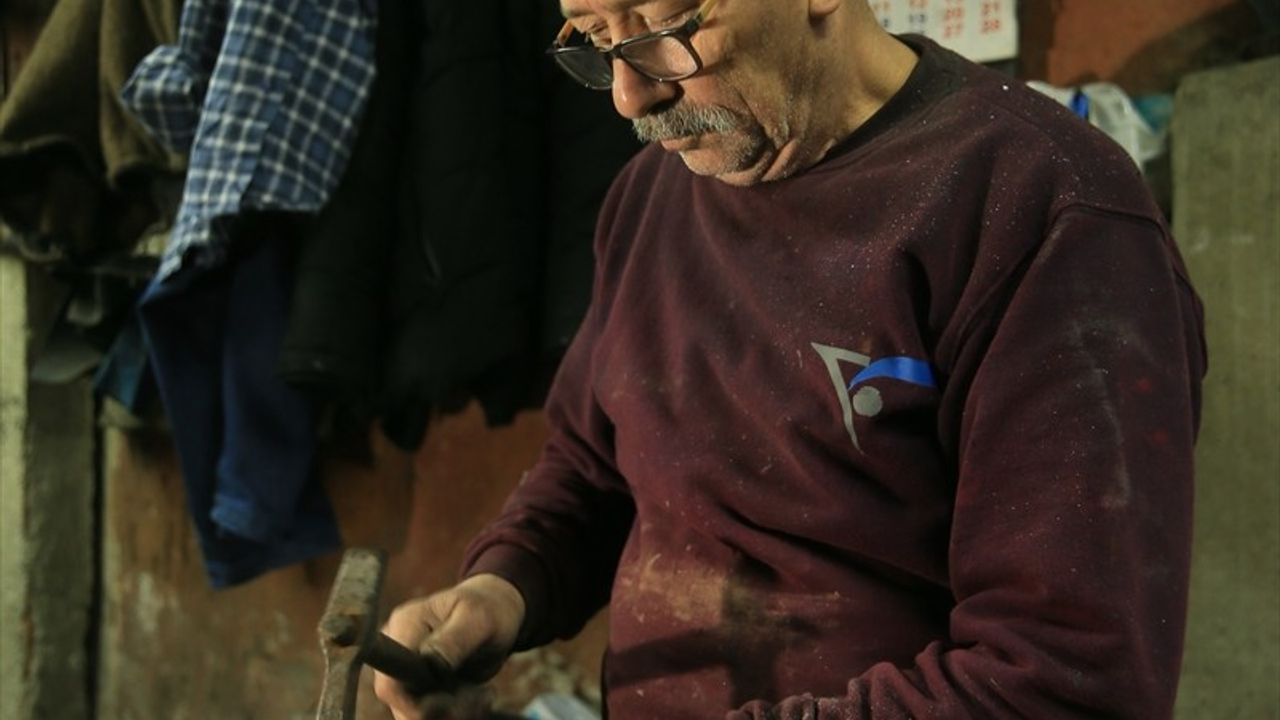 Kocaeli'nin Son Kalaycısı İlyas Baykal: 54 Yıldır Bakırı Parlatıyor