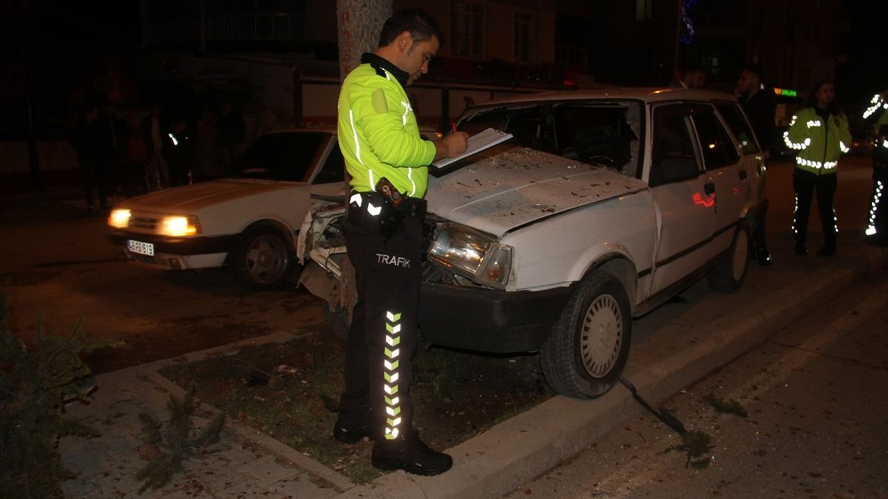Konya'da Otomobilin Ağaca Çarpması Sonucu 6 Yaralı