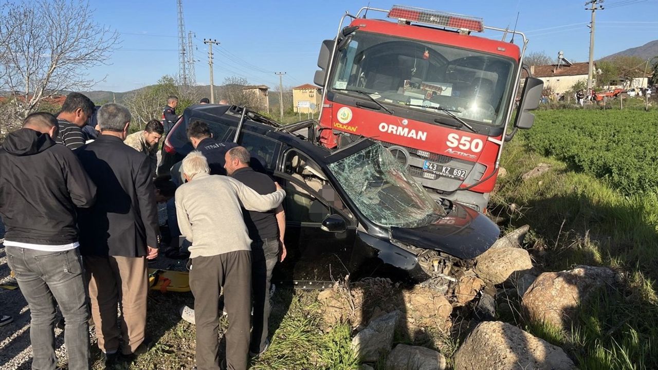 Kütahya'da Arazöz ve Otomobil Çarpıştı: 1 Ölü, 1 Yaralı