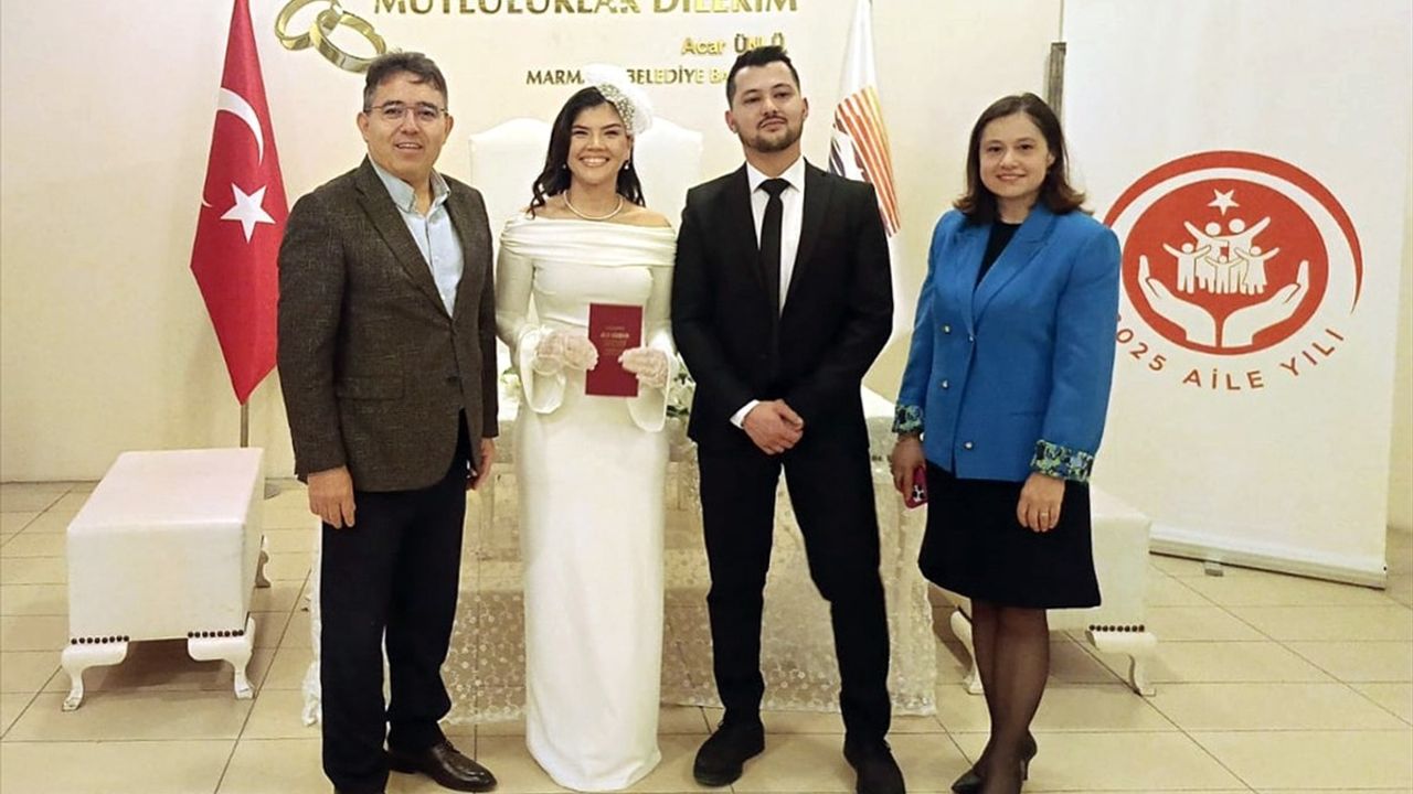 Marmaris'te Genç Çiftlerin Nikah Töreni