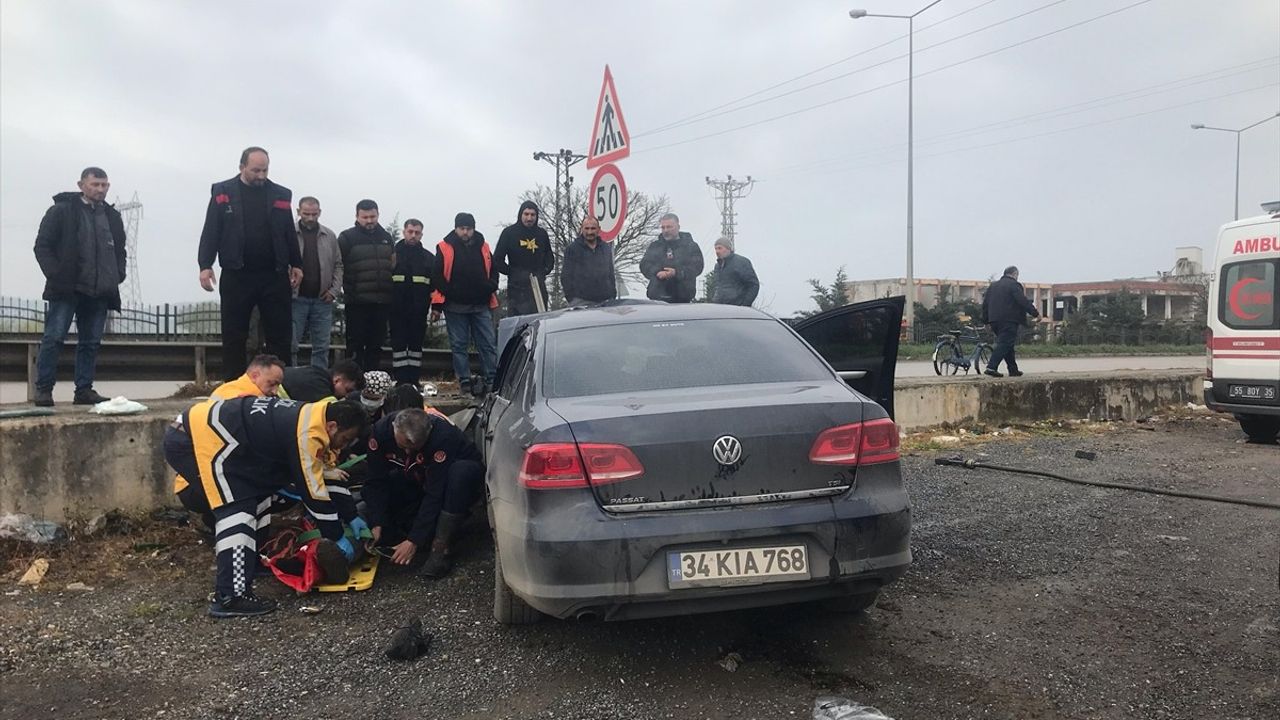 Samsun Bafra'da Kaldırıma Çarpan Araçta 2 Yaralı