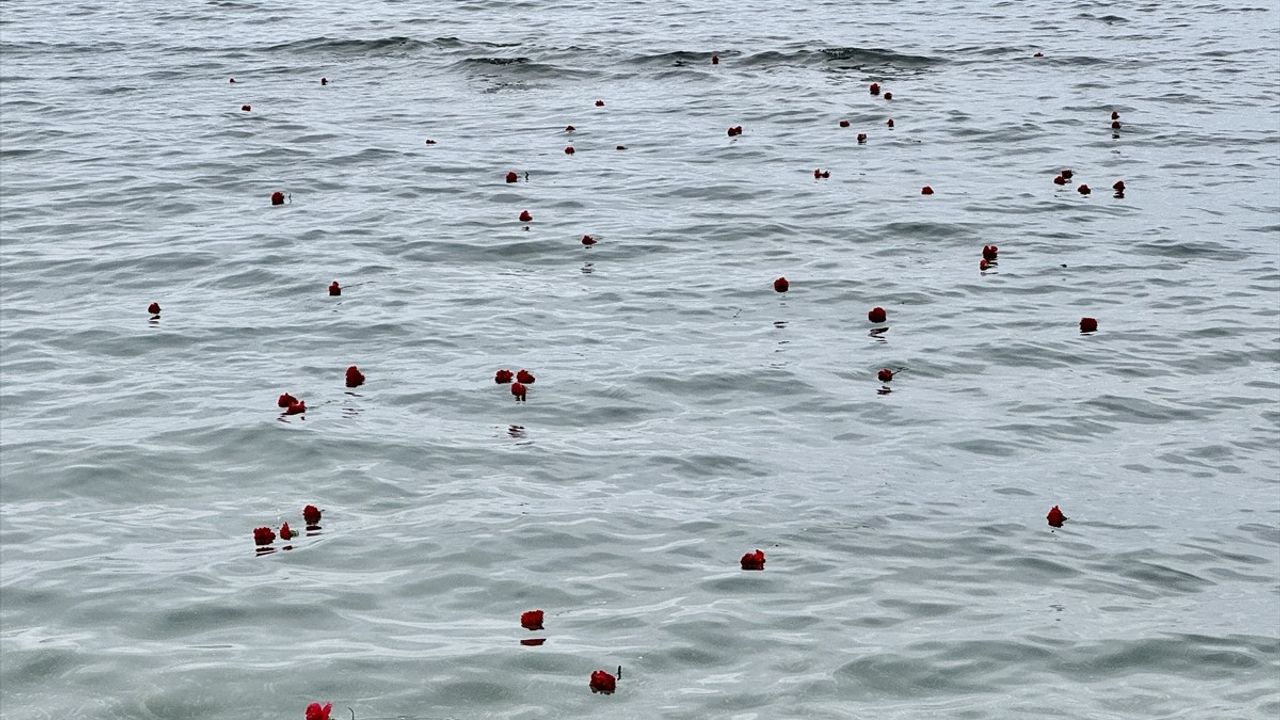 Samsun'da Çocuklar Filistinli Akranları İçin Karanfil Bıraktı