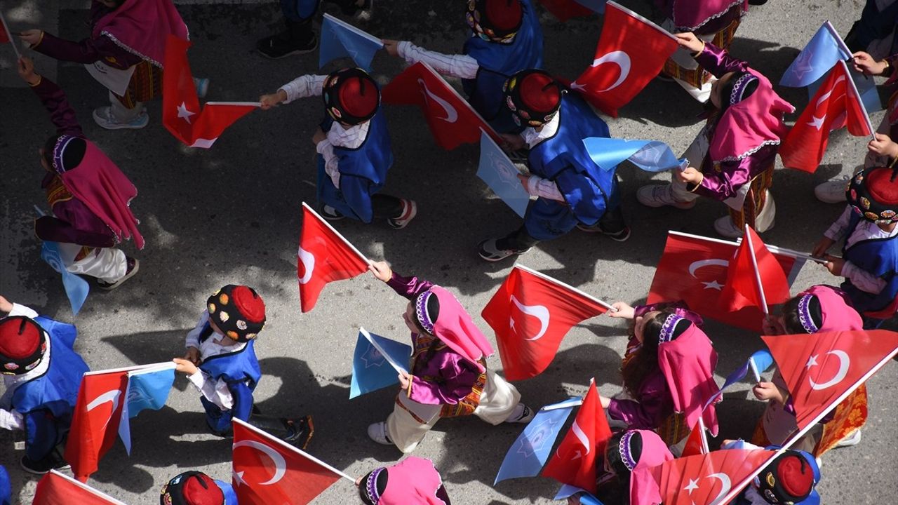 Samsun'da Türk Dünyası Çocuk Festivali Coşkuyla Başladı
