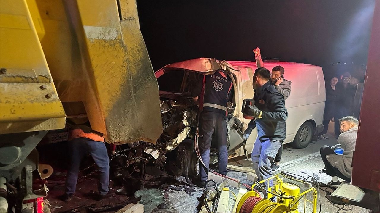 Sinop'ta Panelvanın Tıra Çarpması Sonucu Aşırı Yaralanma