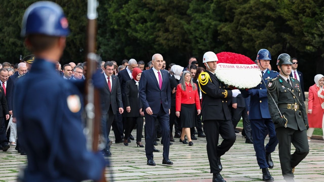 TBMM Başkanı Kurtulmuş, Anıtkabir'i Ziyaret Etti