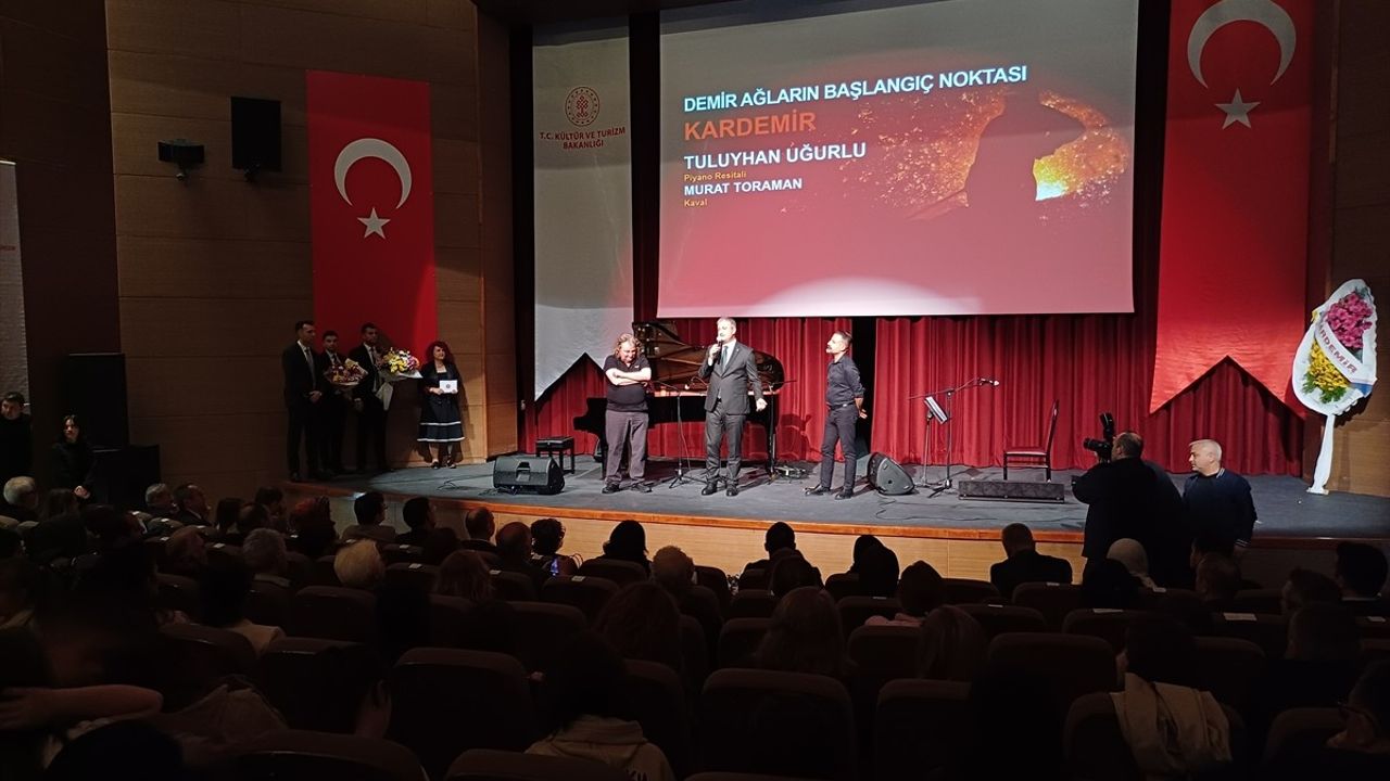 Tuluyhan Uğurlu, Karabük'te Konser Verdi