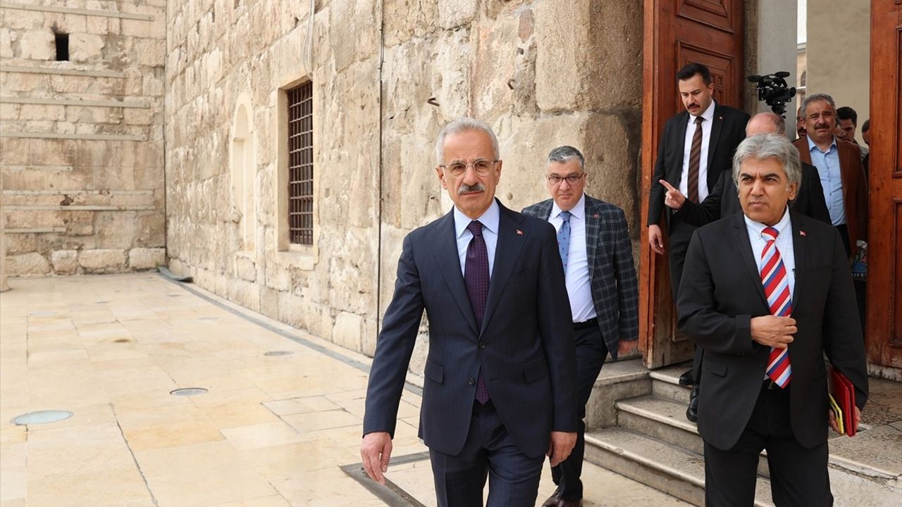 Ulaştırma ve Altyapı Bakanı Uraloğlu, Şam'da Emevi Camisi'ni Ziyaret Etti