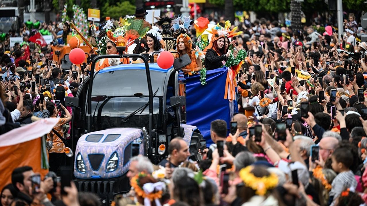 Uluslararası Portakal Çiçeği Karnavalı'nda Renkli Kortej Geçişi