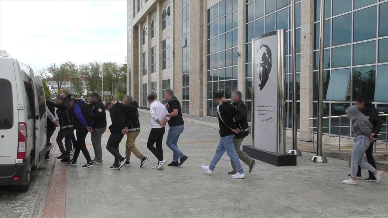 Uşak'ta Narkotik Operasyonu: 11 Şüpheli Tutuklandı