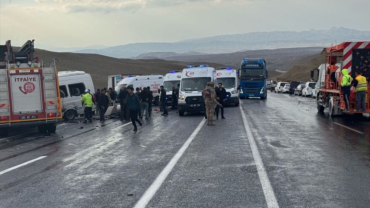 Van'da Minibüs ve Kamyonet Çarpıştı: Ölü ve Yaralılar Var