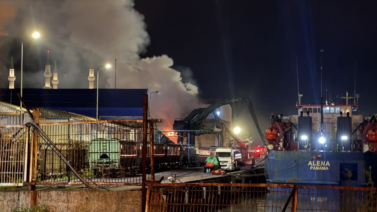 Zonguldak'ta TTK Limanında İş Makinesi Yangını