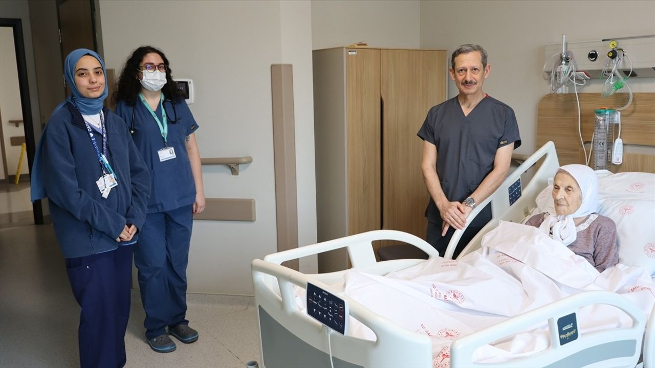 104 Yaşındaki Bursa'lı Kadın Kalp Ameliyatıyla Sağlığına Kavuştu