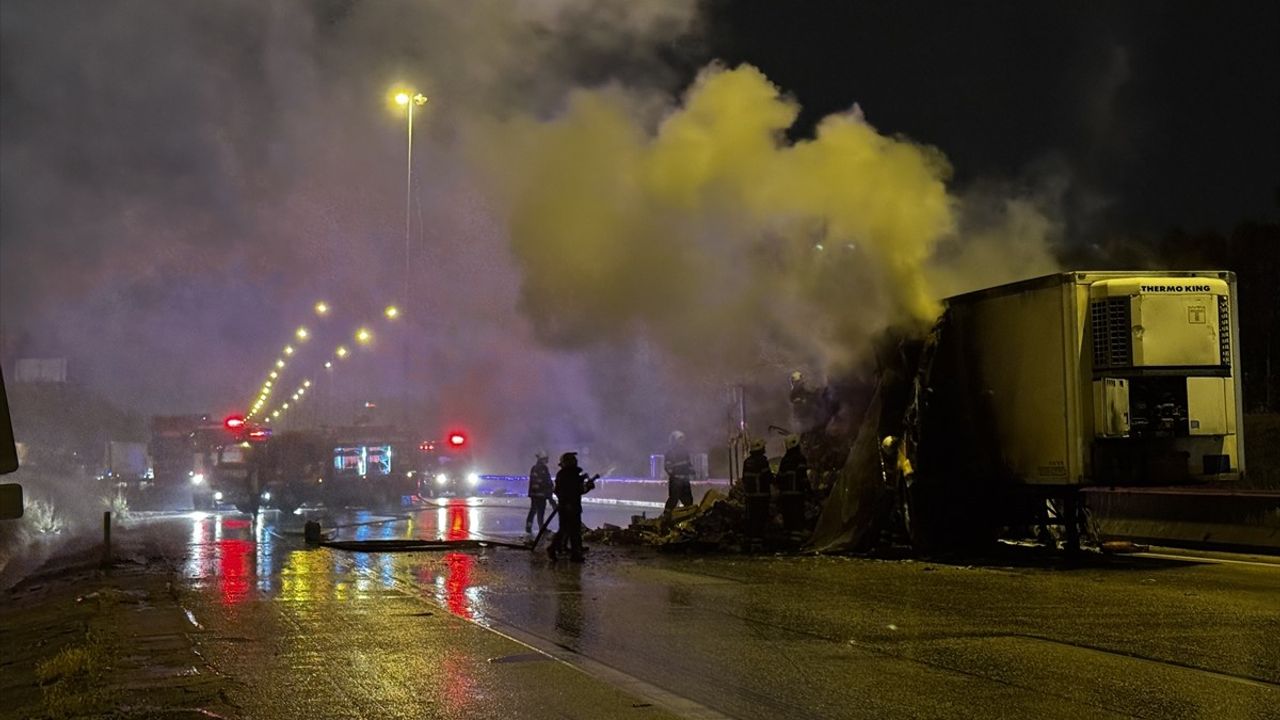 Adana'da Araç Kazası: Cip Alev Alarak İki Kişi Yaralandı