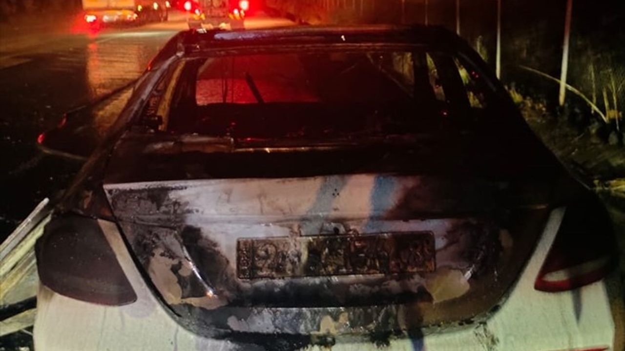 Adana'da Bir Otomobil Seyir Halindeyken Yandı