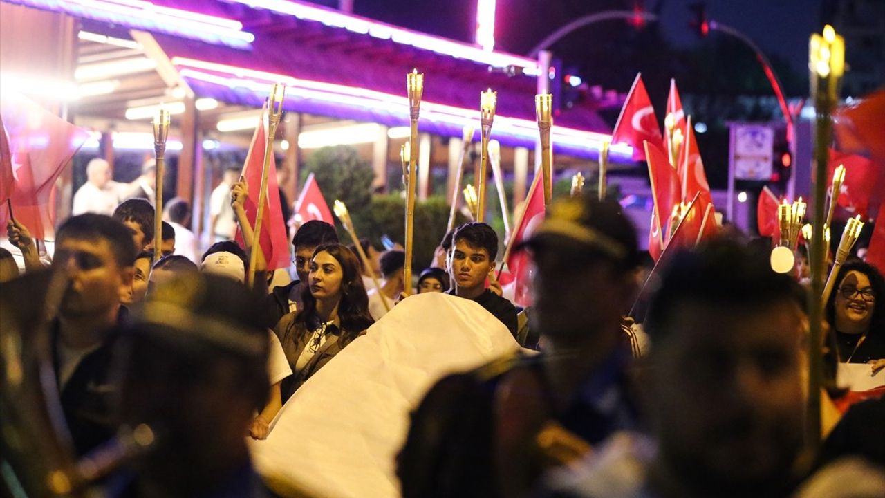 Adana'da Gençlik Haftası Coşkusu: Fener Alayı Düzenlendi