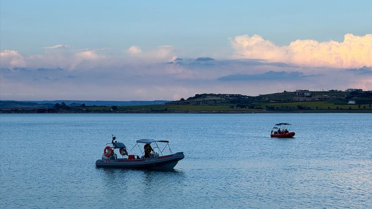 Adana'da Seyhan Baraj Gölü'nde Kaybolan Genç İçin Arama Çalışmaları Devam Ediyor
