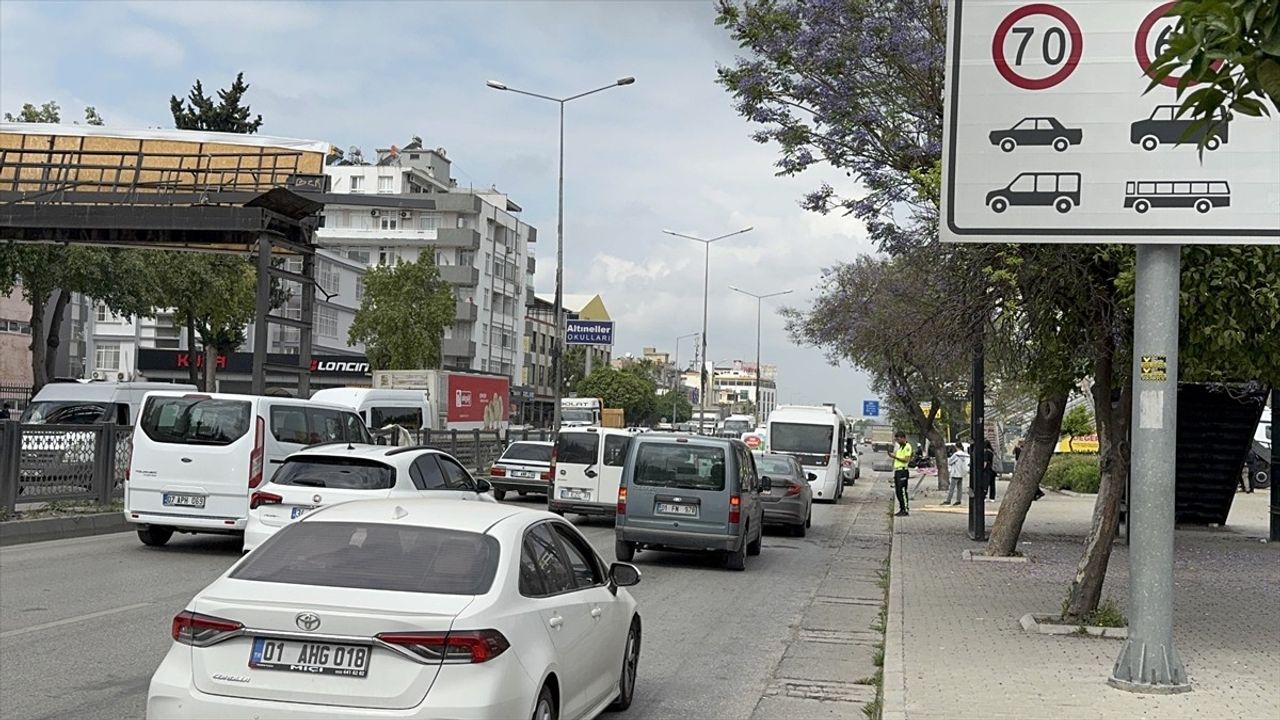 Adana'da Tırın Damperinin Çarptığı Üst Geçit Yıkıldı