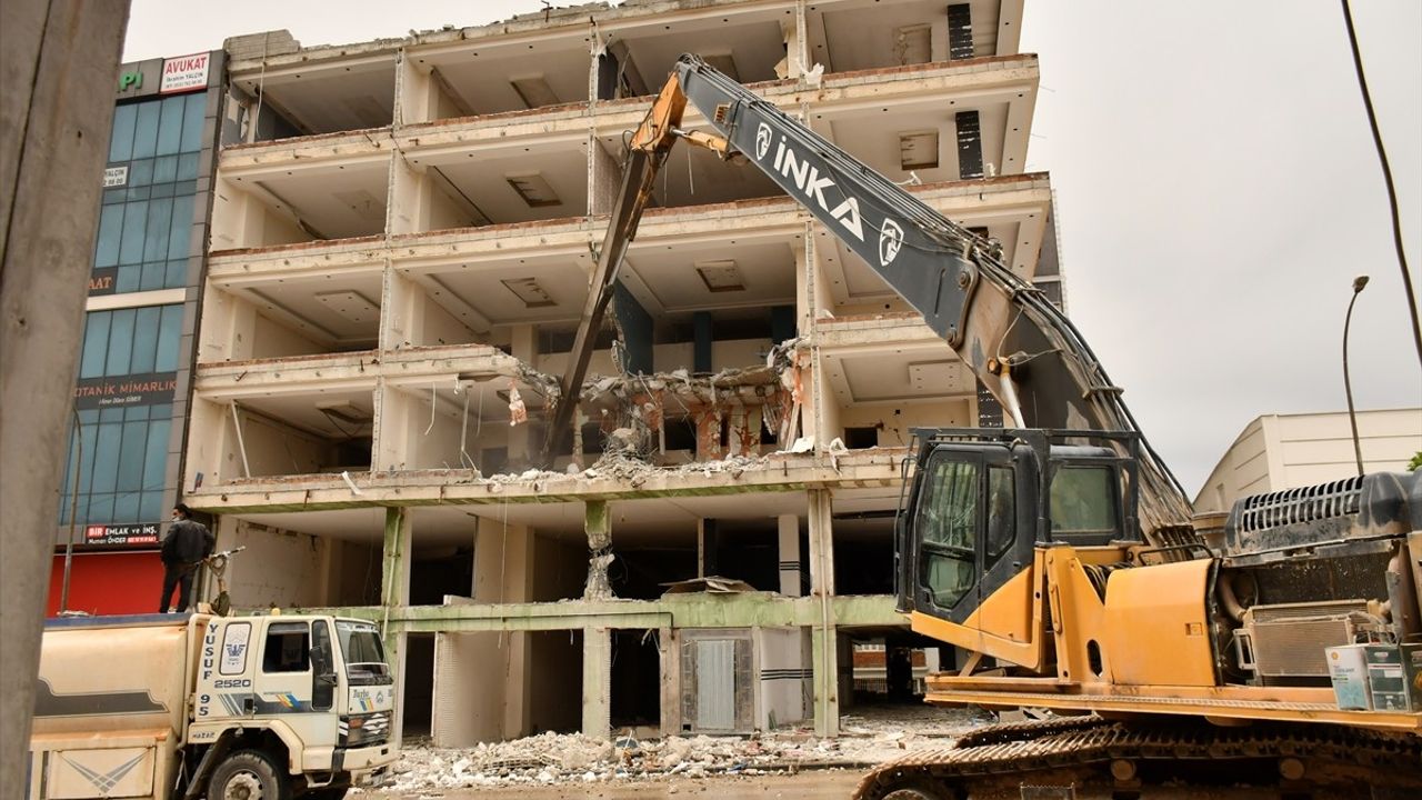 Adıyaman'da Depremzedelere Yönelik Yıkım Çalışmaları Devam Ediyor