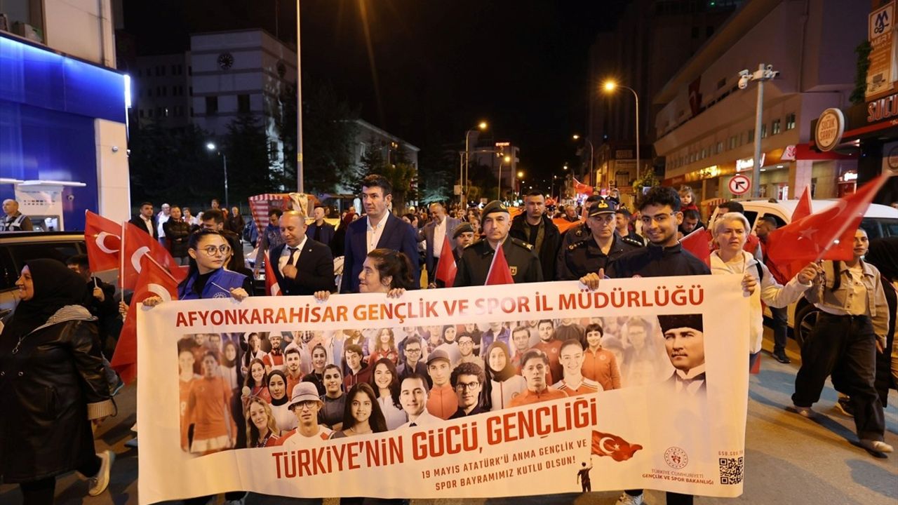 Afyonkarahisar'da 1000 Metre Uzun Türk Bayrağı ile 'Gençlik Yürüyüşü'