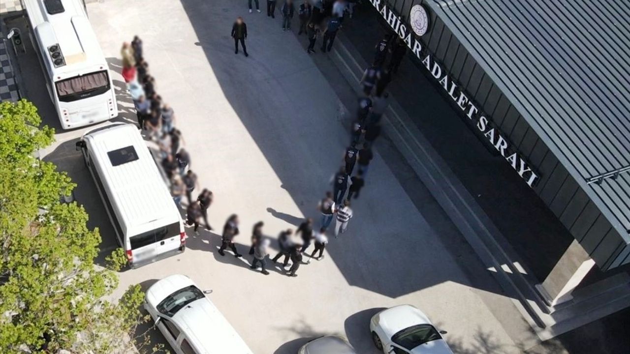 Afyonkarahisar'da Dolandırıcılık Operasyonu: 25 Zanlı Tutuklandı