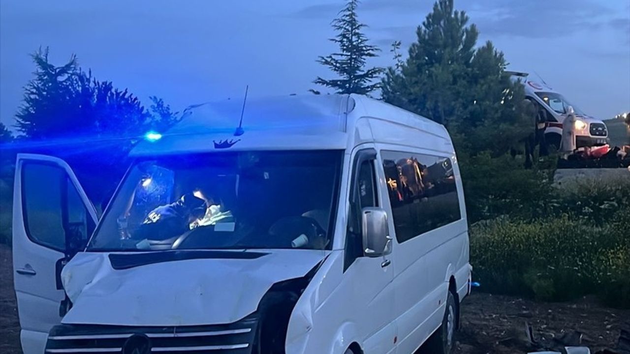 Afyonkarahisar'da Minibüs Kazası: 6 Yaralı