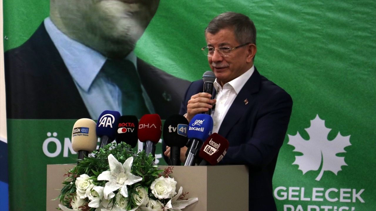 Ahmet Davutoğlu Anneler Günü'nde Kocaeli'de Şehit Annelerini Ziyaret Etti