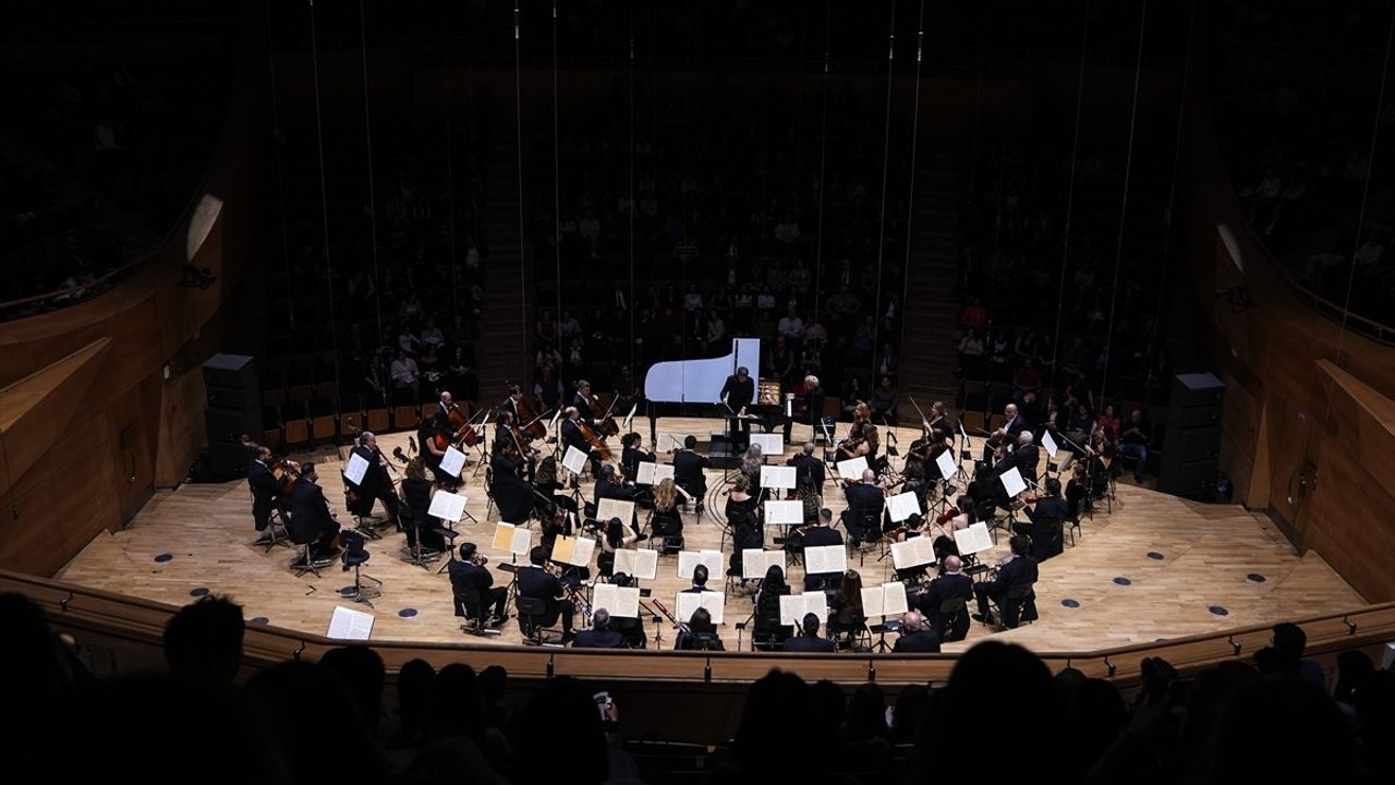 Alexander Malofeev CSO'da Büyüledi