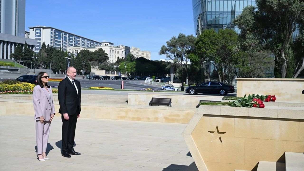 Aliyev, 2. Dünya Savaşı'nda Hayatını Kaybeden Azerbaycanlıları Andı