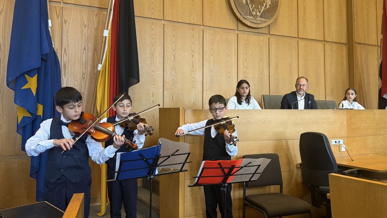 Almanya'da Göçmen Kökenli Çocuklar Belediyeye Adım Attı