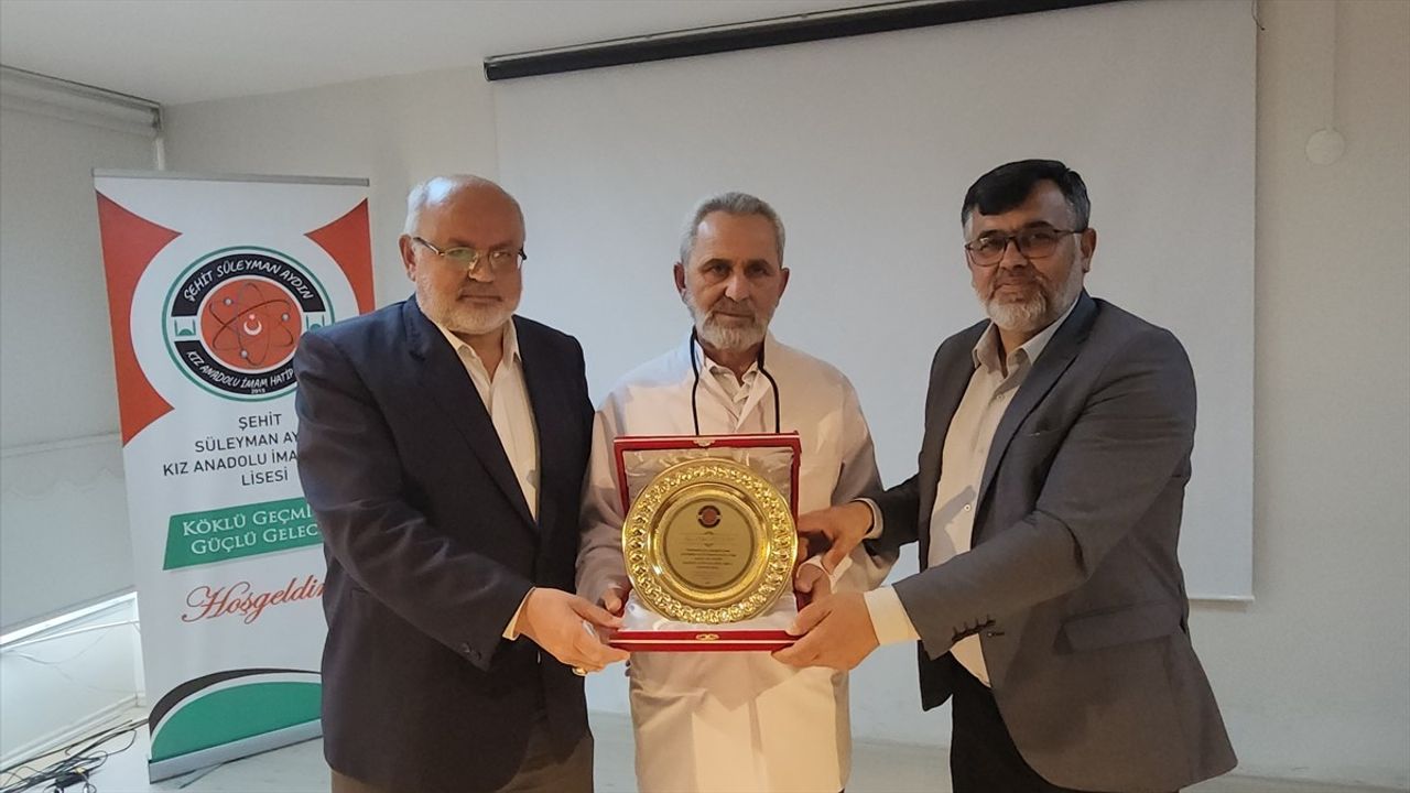 Amasya'da Emekli Öğretmene Duygusal Veda